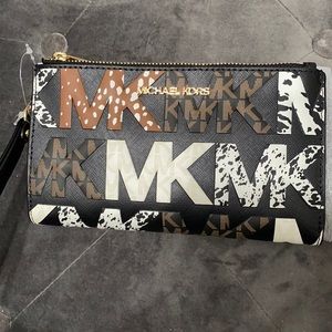 New With Tags Michael Kors Wristlet